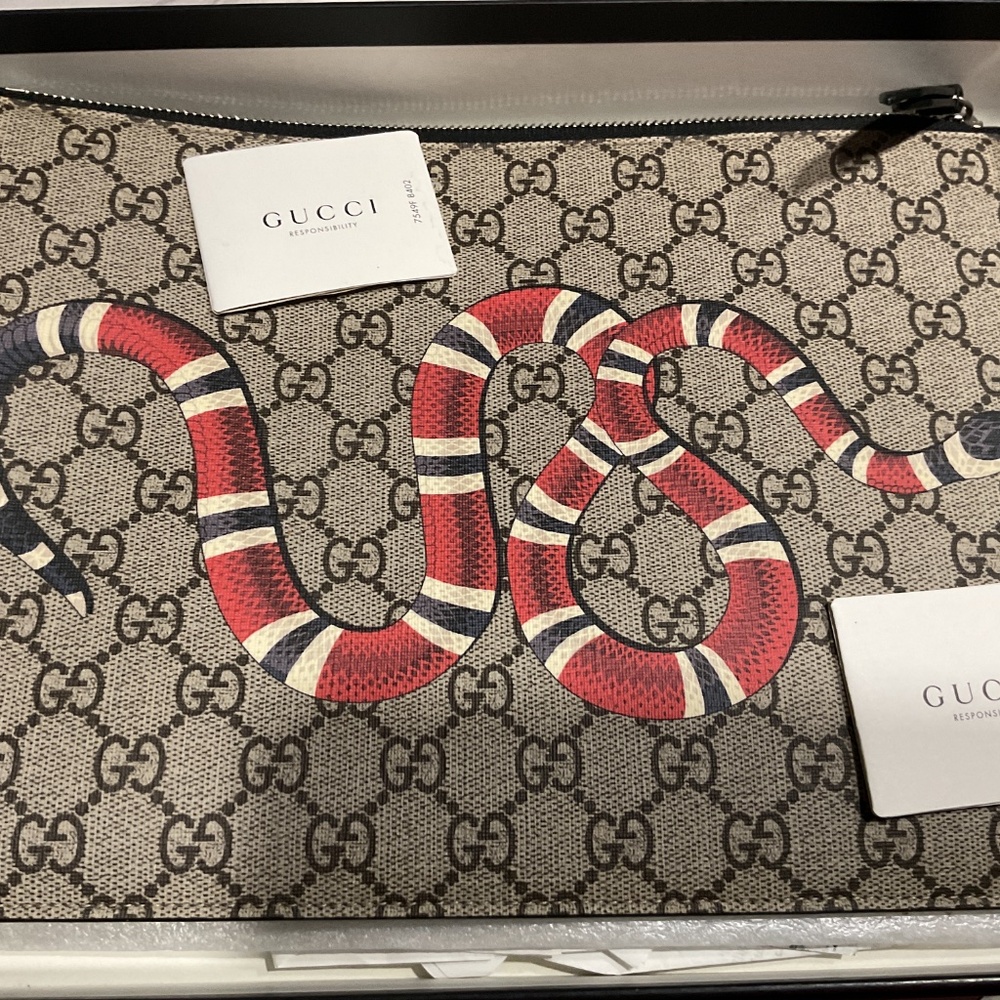 AUTHENTIC 🤏🏾🔥NWT X-LARGE🫶🏽 #GUCCI GG SUPREME SNAKE CLUTCH   💼BRWN/BLK